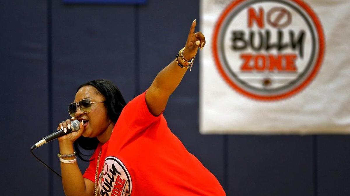 Estudiantes de la Escuela Intermedia North Miami escuchan la música y mensajes de la rapera Lizzie G el 16 de marzo del 2017. Lizzie G presentó en la escuela un taller contra el acoso escolar.