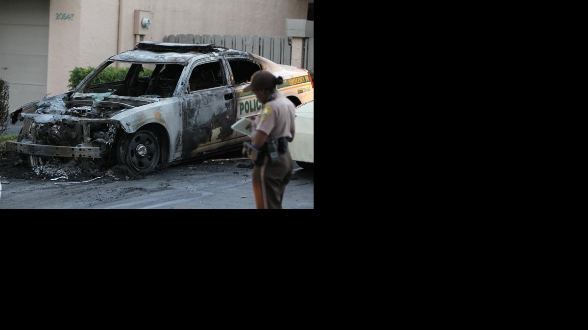 
Un patrullero de la policía de Miami-Dade quedó destruido por un incendio aparentemente intencional en la madrugada del viernes. Un caso similar ocurrió a corta distancia de este.
