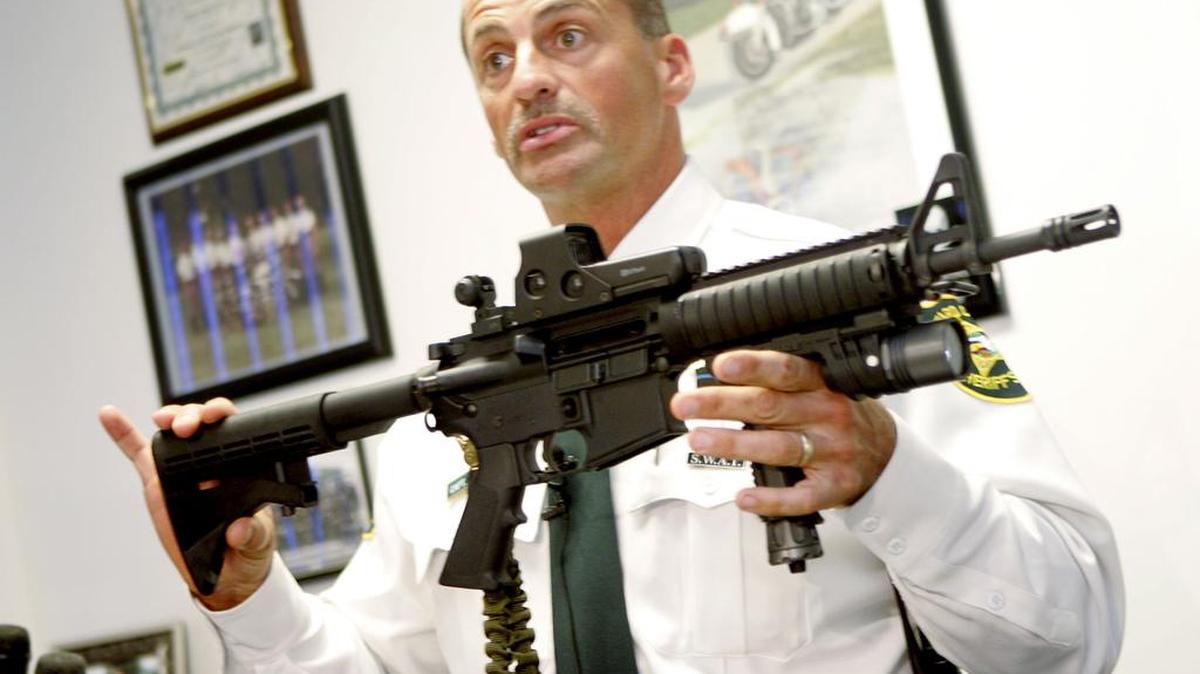 El capitán Jim Polan de la Policía del condado Broward con un rifle AR-15 el lunes 17 de septiembre del 2007.