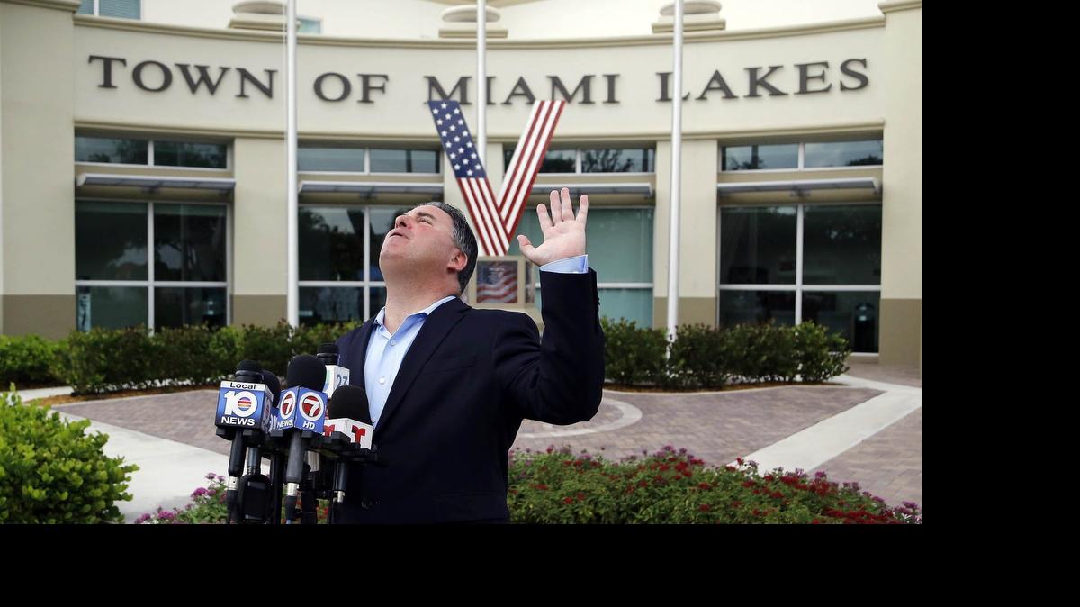
Michael Pizzi hace un gesto durante la conferencia de prensa del viernes frente al Ayuntamiento de Miami Lakes. 
