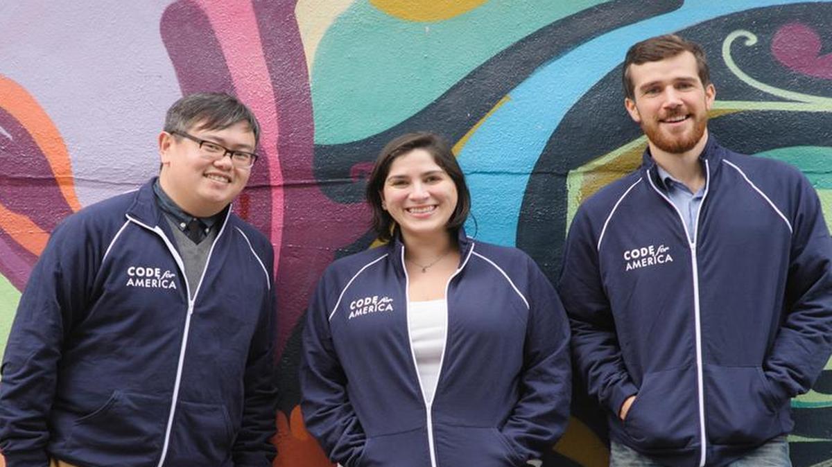 
De izq. a der., Ernie Hsiung, Sophia Dengo y Mathias Gibson, de la brigada Código para América.
