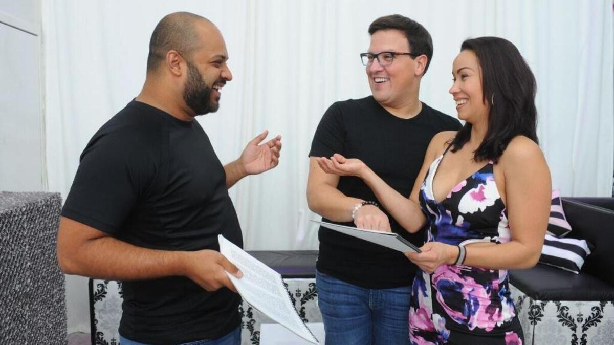El 1er Festival de Teatro de Hialeah forma parte de un ambicioso proyecto encabezado por el actor y presentador Raúl González y el director Manuel Mendoza (izq). En la foto, con la actriz Bianka González.