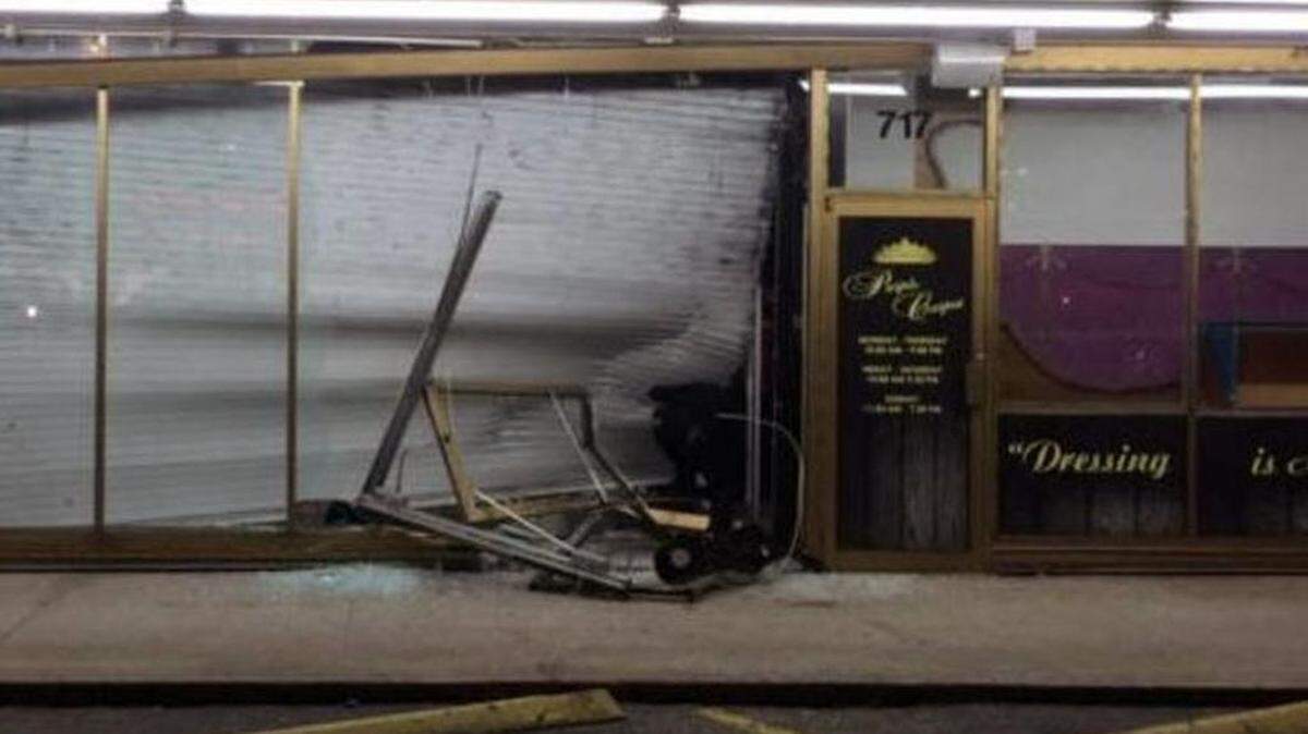 Ladrones entraron en la tienda de ropa, Purple Carpet, ubicada en el 717 de la calle 119 del noroeste y se llevaron miles de dólares en mercancía. Cortesía NBC6