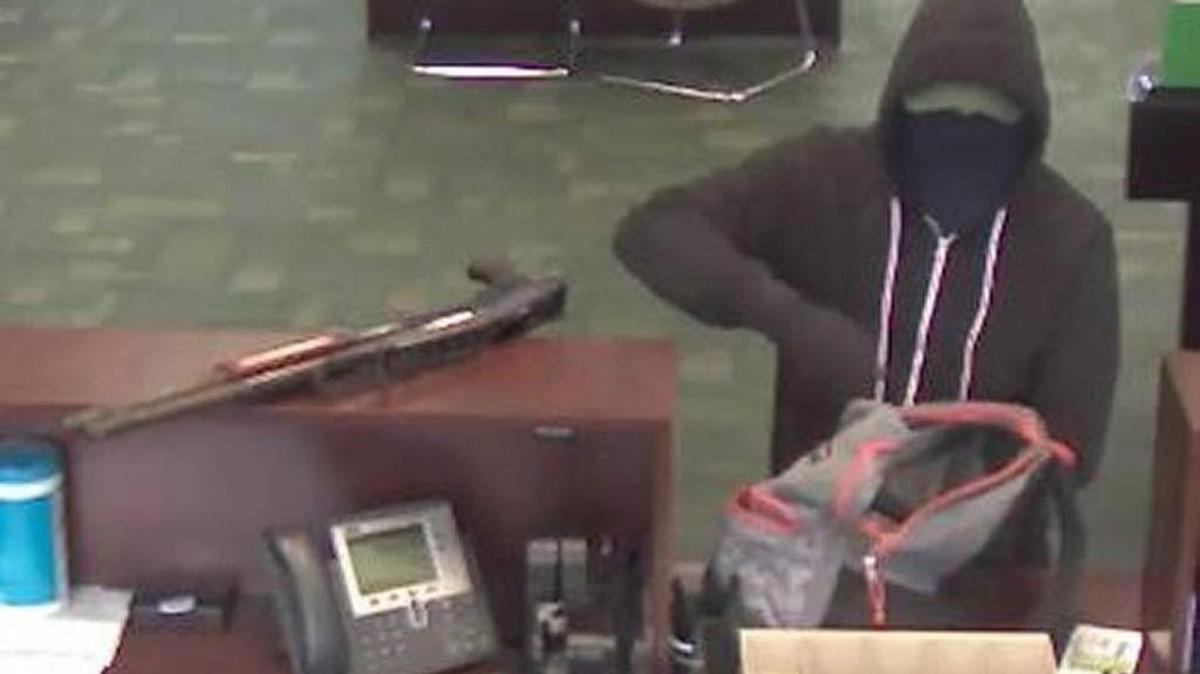 Esta foto del FBI muestra a un individuo armado irrumpiendo en la sucursal del banco TD Bank robada recientemente en el 720 de la Avenida 57 del noroeste en Miami, parte de una reciente oleada de asaltos bancarios en el sur de la Florida.