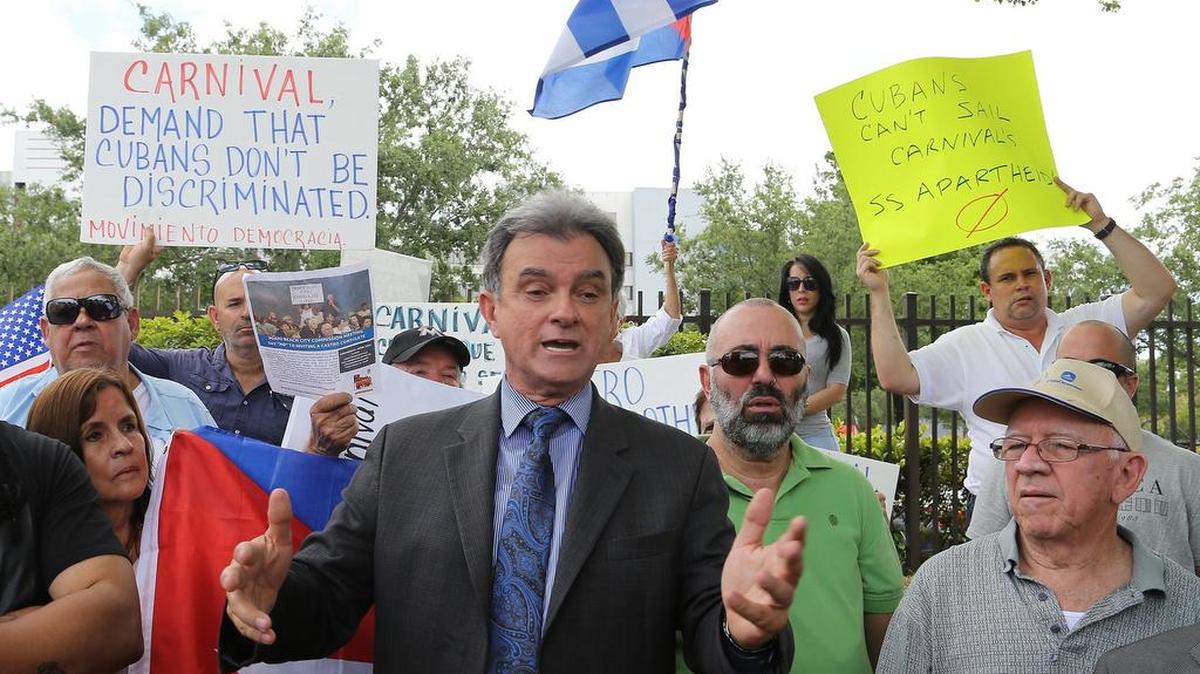 Ramon Saúl Sánchez (centro), presidente del Movimiento Democracia, durante una protesta en Miami sobre el derecho de los cubanoamericanos de viajar a la isla en Carnival.