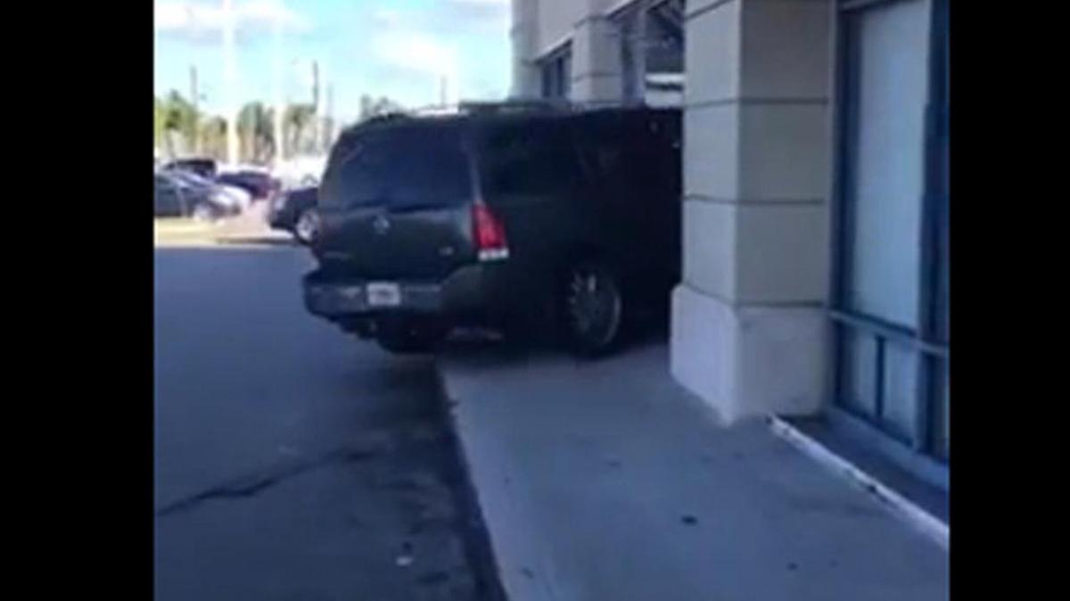 Momento en que una camioneta se estrella contra una tienda de T-Mobile en Palm Springs.