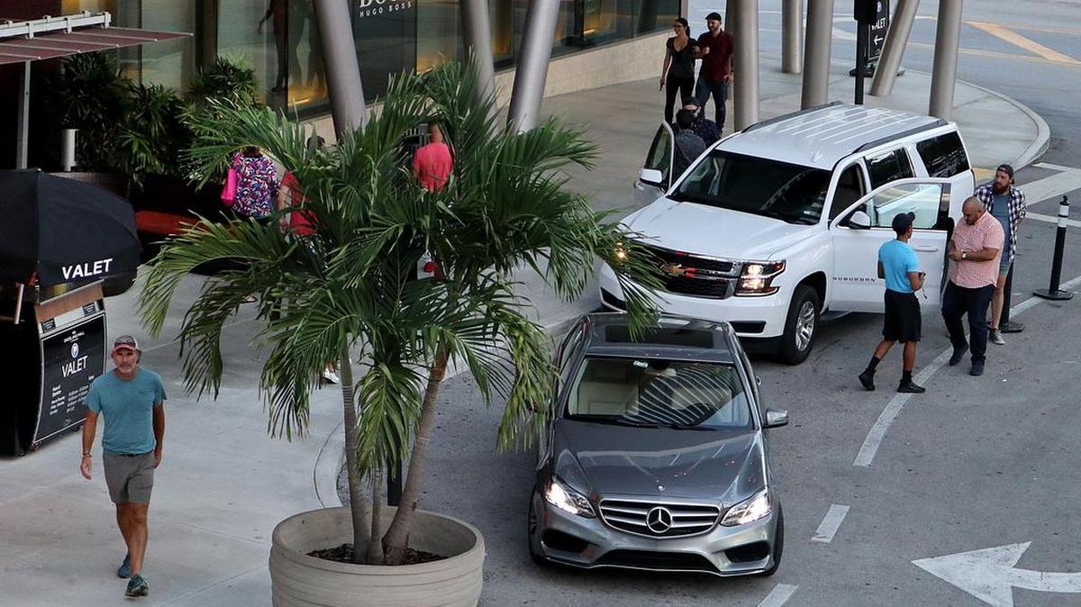 Los clientes dejan sus vehículos en el valet parking del Dadeland Mall. Aunque algunos prefieren la conveniencia del servicio y están dispuestos a pagarlo, a otros les molesta que los operadores acaparen los espacios de estacionamiento. Estos días, hoteles, restaurantes, oficinas de médicos y hasta iglesias ofrecen valet parking.