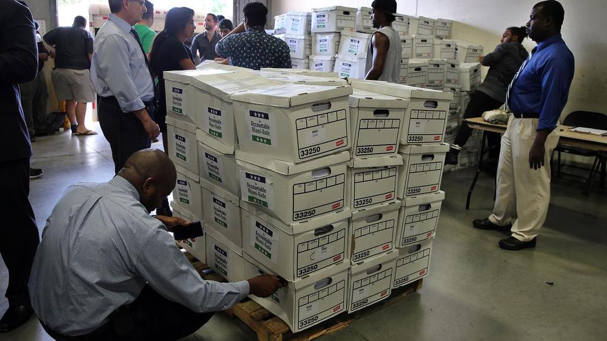 Un grupo de voluntarios de la coalición An Accountable Miami-Dade, promotores de la petición para limitar las donaciones a las campañas, presentan en agosto cajas con las 172,000 firmas para agregar la medida a la boleta electoral.