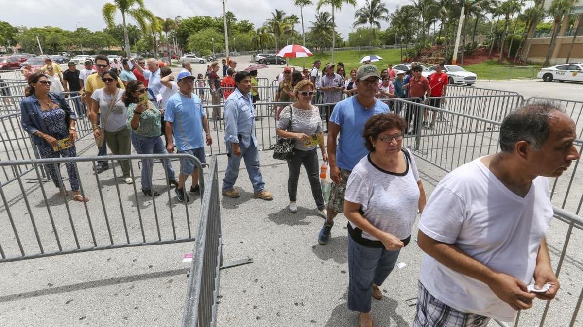 Los peruanos esperan en fila para votar en los comicios presidenciales en el complejo ferial de Miami-Dade el domingo.