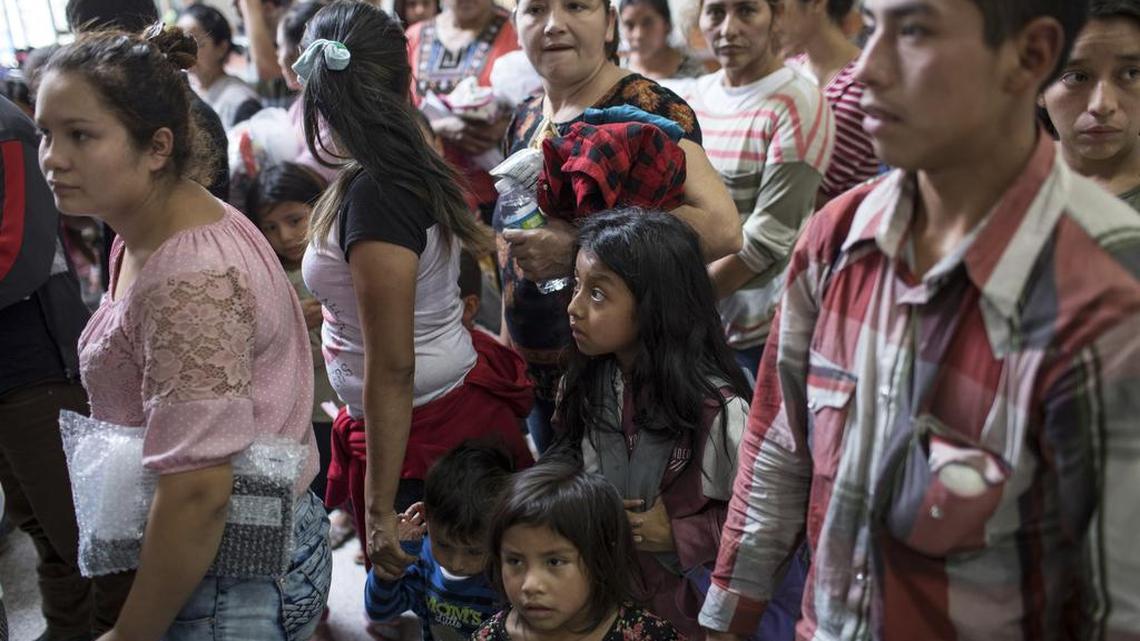 Inmigrantes indocumentados llegan a una estación de autobuses en McAllen, Texas, después de haber sido procesados en Aduanas y Protección Fronteriza, el 25 de junio.
