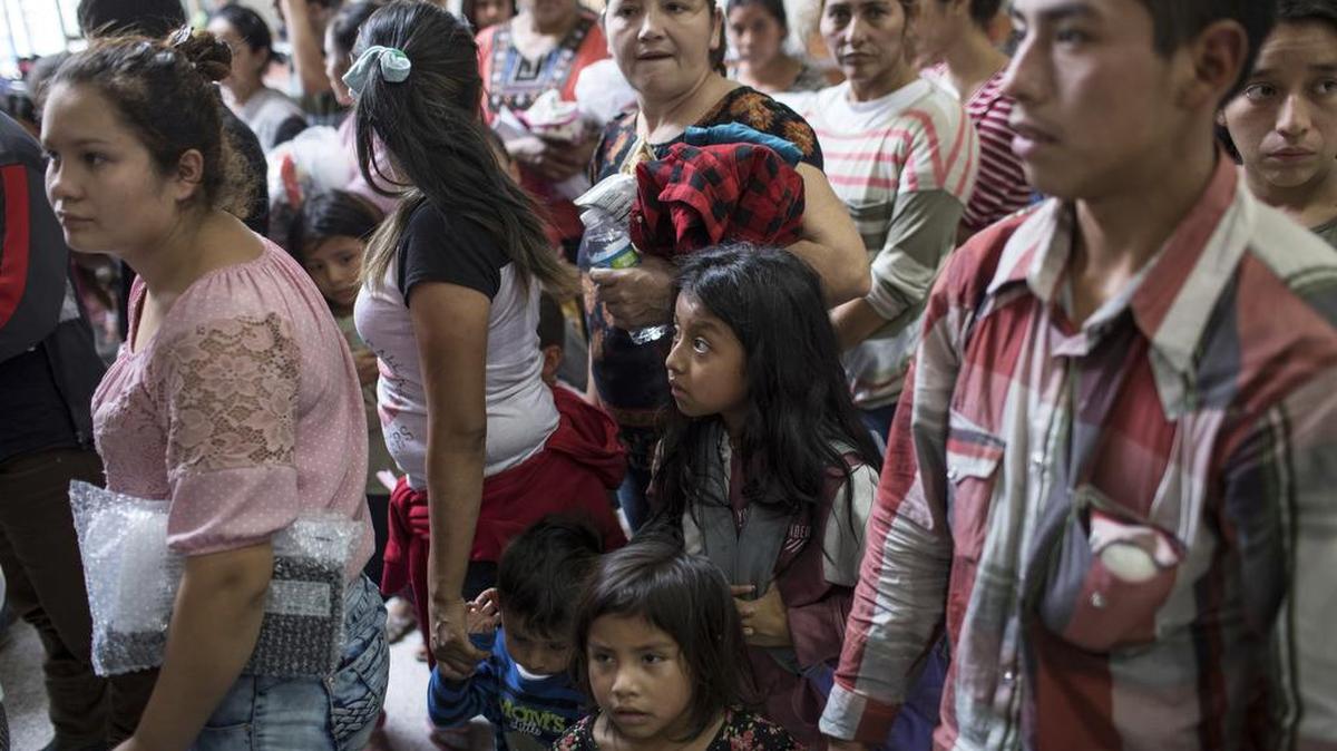 Inmigrantes indocumentados llegan a una estación de autobuses en McAllen, Texas, después de haber sido procesados en Aduanas y Protección Fronteriza, el 25 de junio.