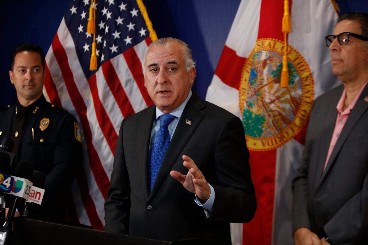 El alcalde de Hialeah, Esteban Bovo, anuncia en el ayuntamiento de la ciudad a George Fuente como el nuevo Jefe de Policía, el lunes 28 de marzo de 2022.
