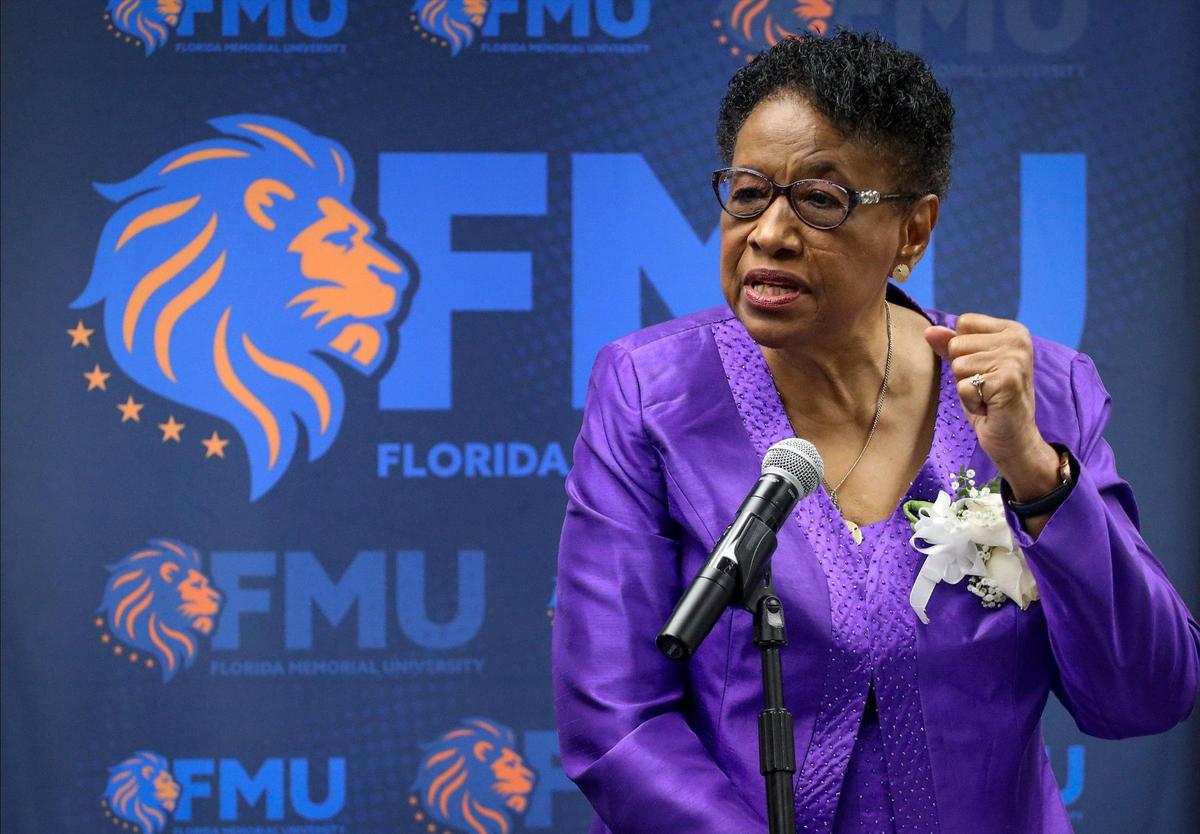 Barbara Jordan comenta sobre su liderazgo, servicio y legado durante la ceremonia de inauguración de la “Colección del Comisionado de Excelencia Barbara J. Jordan” de Florida Memorial University el miércoles 15 de septiembre de 2021. La ex comisionada del Condado Miami-Dade Barbara Jordan fue honrada por FMU con la inauguración de la “Colección de la Comisionada de Excelencia Barbara J. Jordan” dentro de la Biblioteca Nathan W. Collier de la Florida Memorial University en Miami Gardens, Florida.