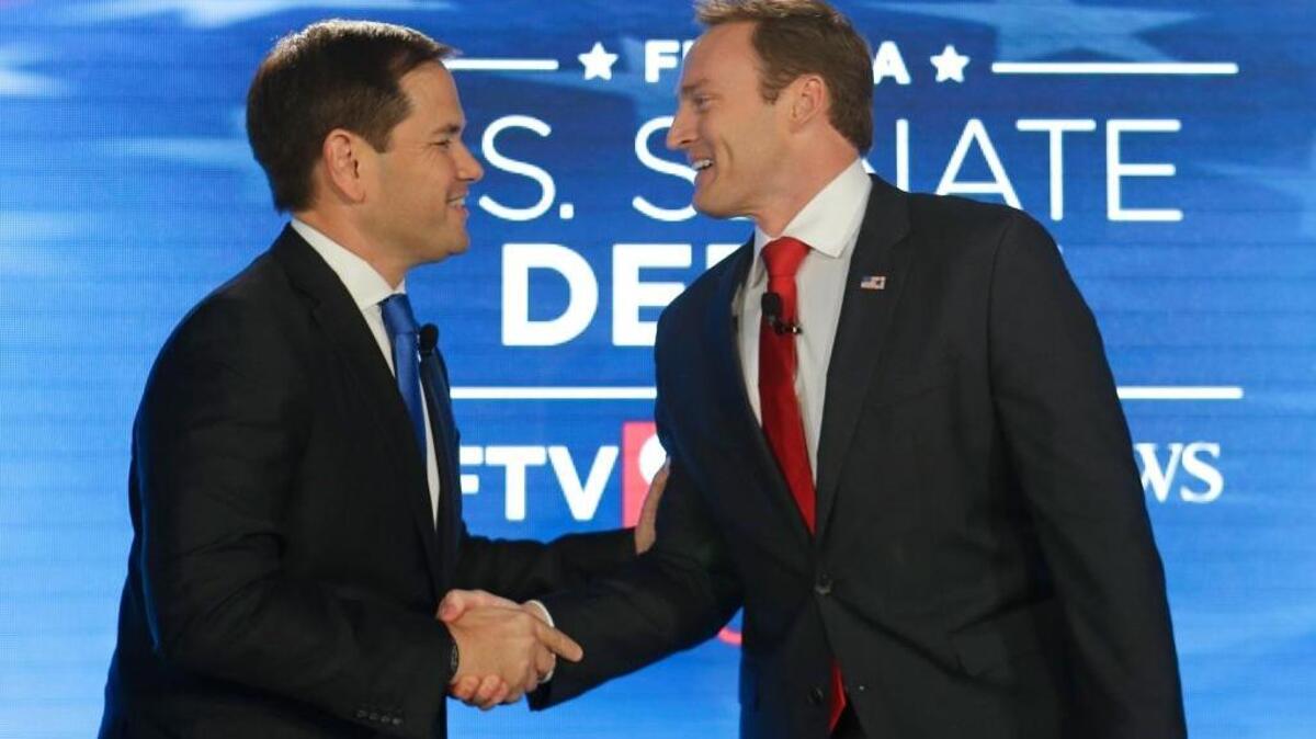 Marco Rubio y Patrick Murphy se saludan previo a su debate en la Universidad de la Florida Central, el 17 octubre de 2016, en Orlando, Florida.
