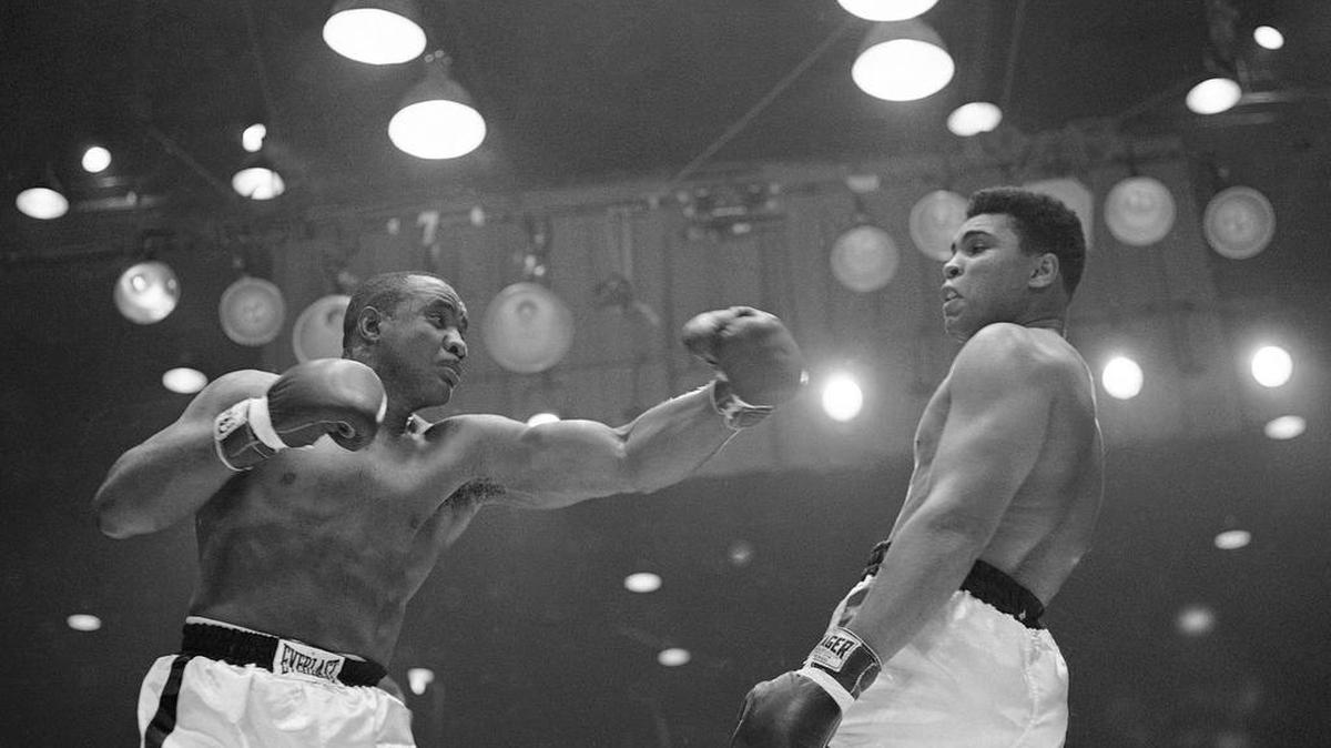 En esta foto de archivo del 26 de febrero de 1964, Muhammad Ali (Cassius Clay) se enfrenta a Sonny Liston por el título de peso pesado en Miami Beach, Florida.