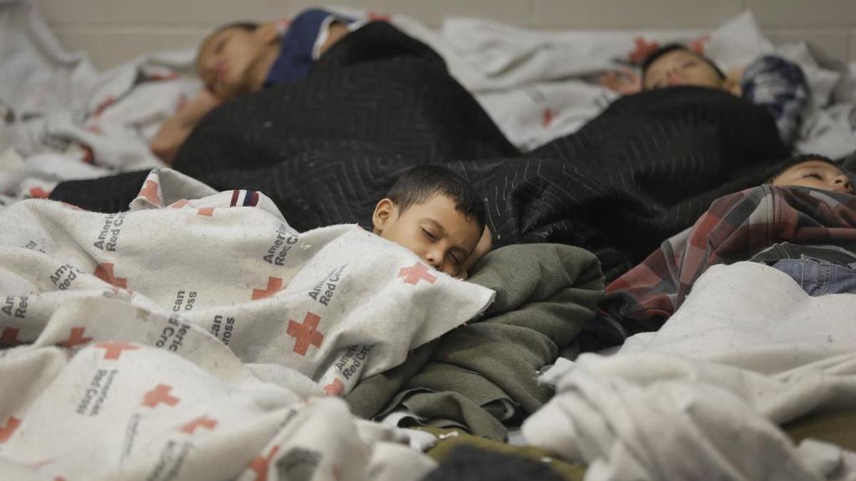 Menores centroamericanos duermen en una celda de un centro de detención de la oficina de Aduanas y Protección Fronteriza (CBP) en Brownsville, Texas el 18 de junio del 2014.
