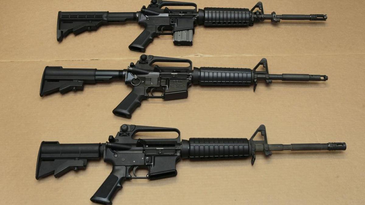 En esta foto de archivo del 15 de agosto de 2012, se muestran tres variaciones del rifle de asalto AR-15, en el Departamento de Justicia de California en Sacramento, California.