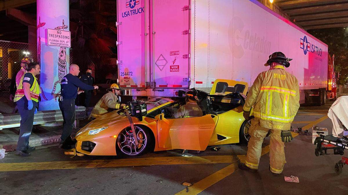 Un Lamborghini se estrelló contra la parte trasera de un camión con remolque en Miami quedando atrapado debajo de ese auto el 17 de enero de 2022.