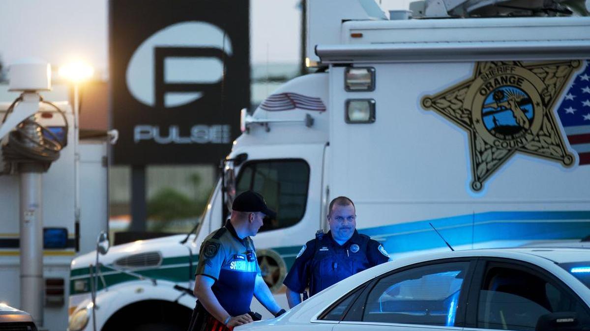 Oficiales de policía permanecen fuera de la discoteca Pulse luego de la masacre en Orlando, Florida.