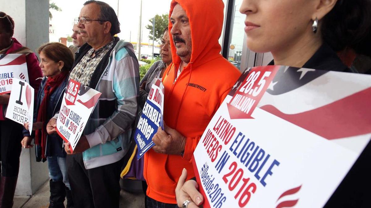Unas dos docenas de personas llevaron pancartas y expusieron sus exigencias, como el aumento al sueldo mínimo y el que no se aprueben proyectos de ley que afectarían a los trabajadores y a los inmigrantes indocumentados.