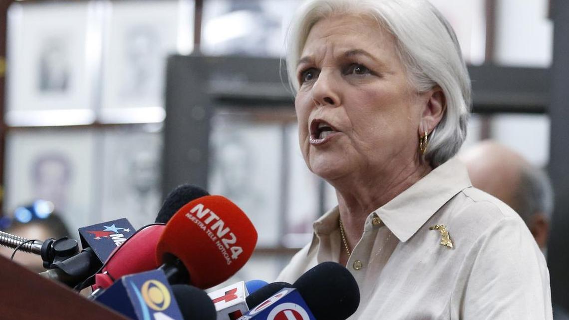 Silvia Iriondo presidenta de M.A.R por Cuba durante una conferencia de prensa el 27 de noviembre en Miami.