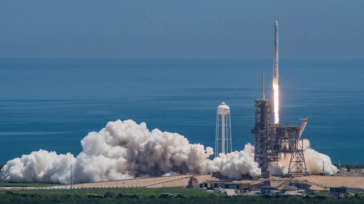 Fotografía cedida por SpaceX donde se muestra el cohete Falcon 9 con destino a la Estación Espacial Internacional el lunes 14 de agosto de 2017, en Cabo Cañaveral.