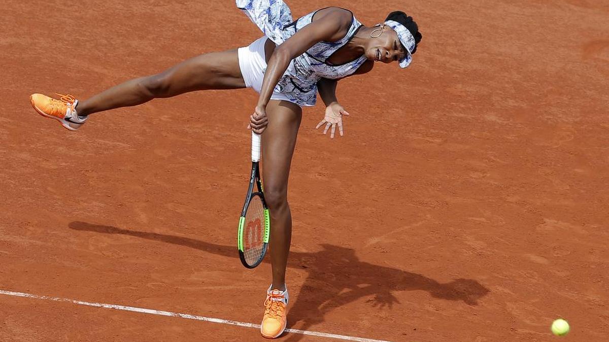 Venus Williams durante un partido contra Timea Bacsinszky en el abierto de tenis de Francia en el estadio Roland Garros en París, el 4 de junio de 2017.