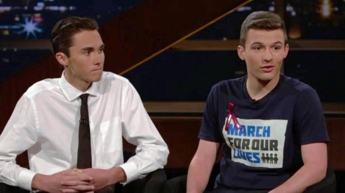 Los estudiantes David Hogg y Cameron Kasky (der.) fueron invitados al programa “Real Time con Bill Maher”, de HBO. Los jóvenes de 17 años sobrevivieron al tiroteo de Parkland, el Día de San Valentín.