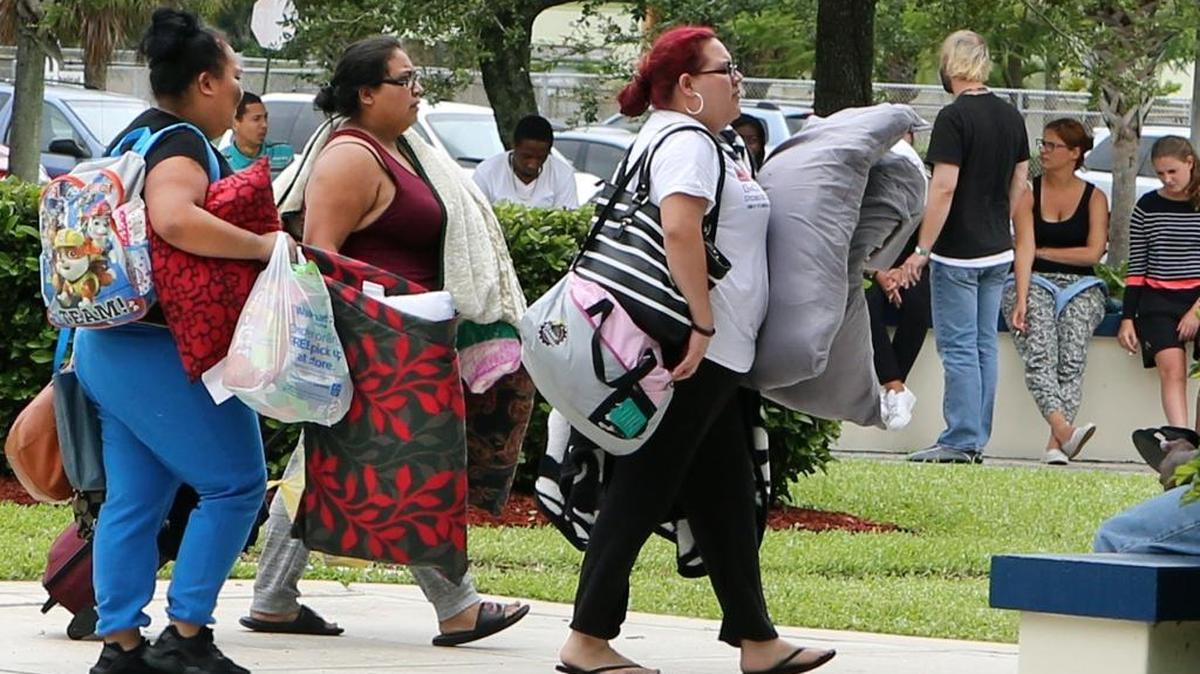 Tres mujeres se dirigen el jueves a un refugio del condado Broward, cuando el huracán Matthew se acercaba a la costa este de Florida.