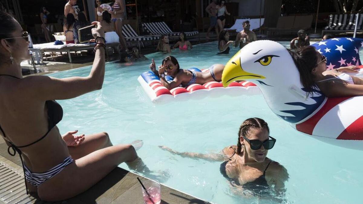 Huéspedes del hotel SLS South Beach Hyde (arriba) disfrutan de la piscina el 4 de julio del 2017.