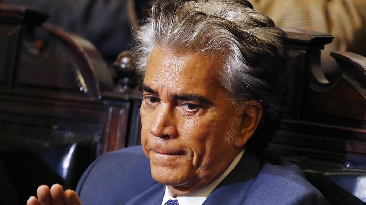 Fotografía de archivo del 21 de abril de 2016 del cantante venezolano, José Luis “El Puma” Rodríguez, durante su participación en el funeral del ex presidente de Chile Patricio Aylwin en la capital Santiago. 