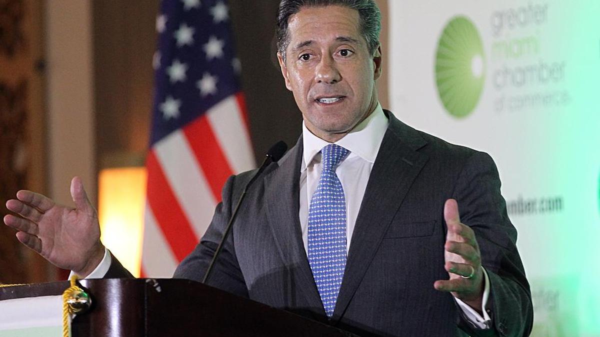 Alberto M. Carvalho, superintendente de las Escuelas Públicas de Miami-Dade, habla en enero en un evento de la Cámara de Comercio del Gran Miami.