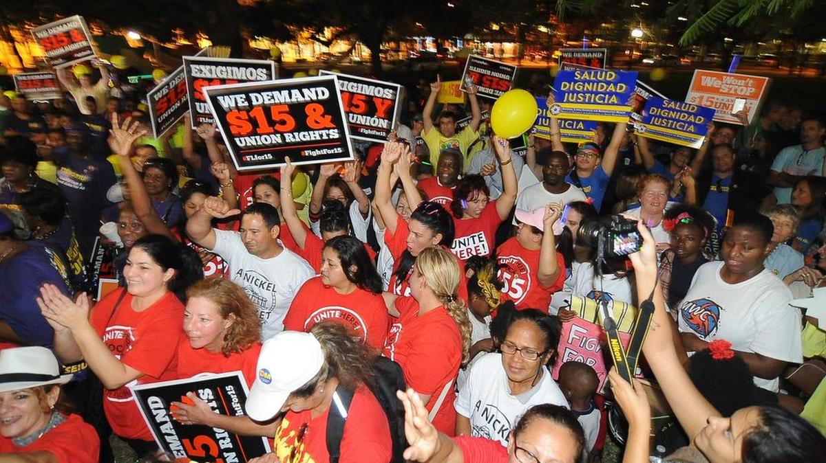 Con pancartas, tambores y consignas, los manifestantes, muchos de ellos empleados de cuidados de salud, cuidado infantil, restaurantes de comida rápida y de aeropuertos, hicieron un llamado a los legisladores estatales para que apoyen una ley que busca aumentar el salario mínimo en la Florida.