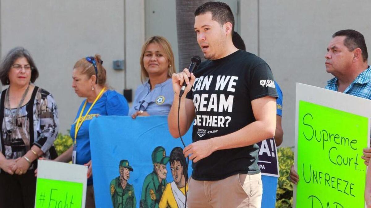 El joven estudiante indocumentado Julio Calderon habla junto a un grupo de inmigrantes indocumentados y activistas en Miami el miercoles, 12 de abrir del 2016.