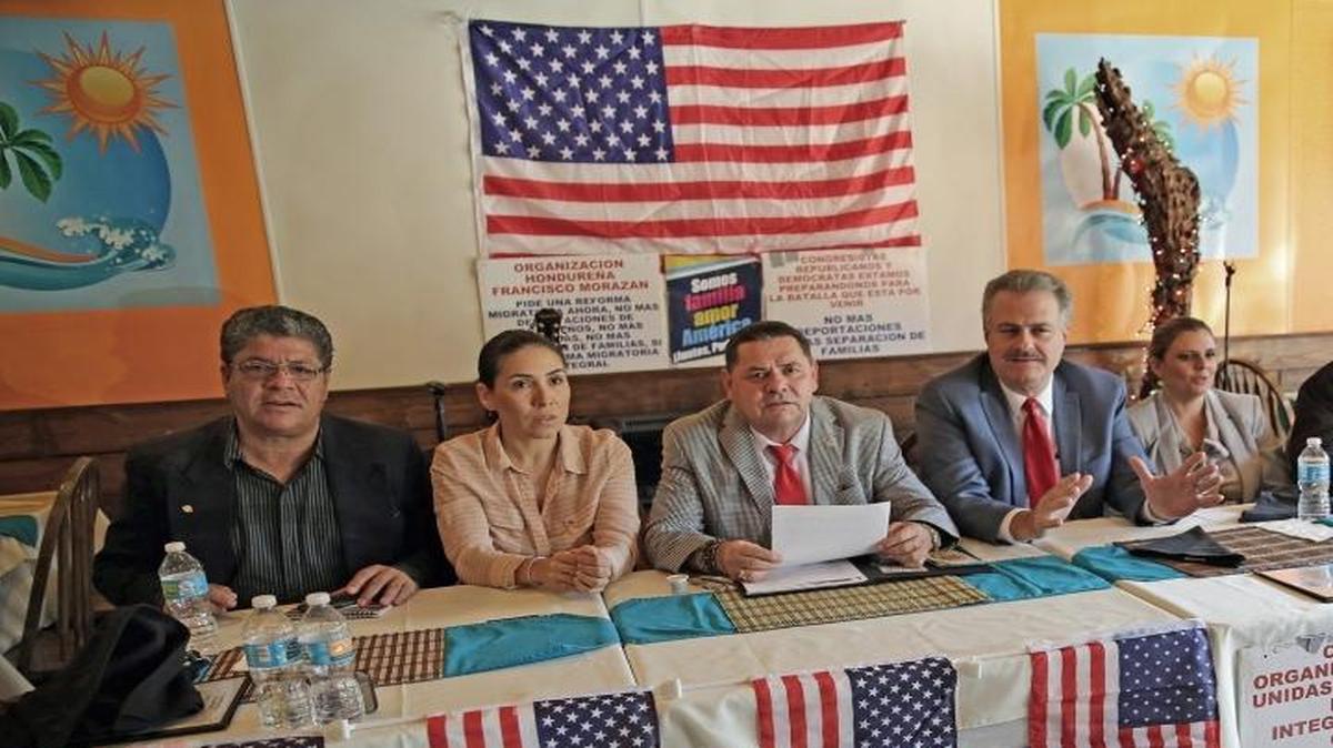 Enrique Pacheco, Eva Sara Landau, Francisco Portillo, Benjamín De Yurre, Diana Albite, Carlos Sabando y Larry Ferrer durante una conferencia de prensa el miércoles en el restaurante Islas del Caribe en La Pequeña Habana.