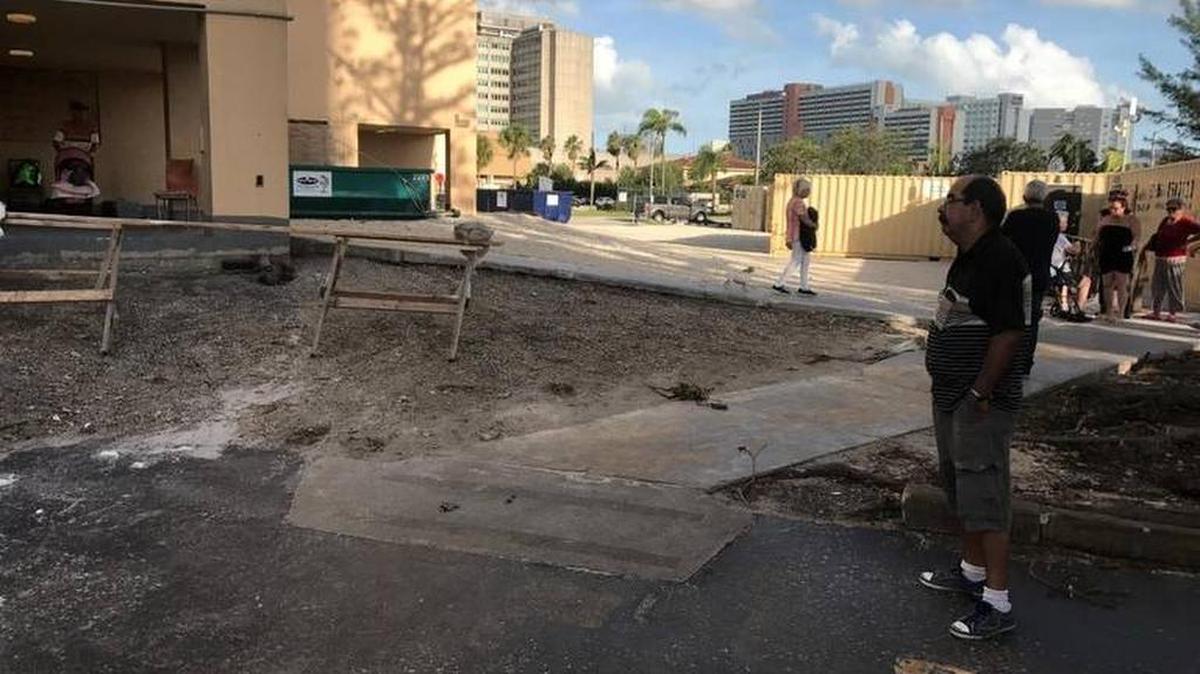 Los residentes de Civic Tower en Allapattah, edificios de viviendas públicas para personas de la tercera edad, no pudieron regresar a sus hogares el lunes por los daños causados por el huracán Irma.