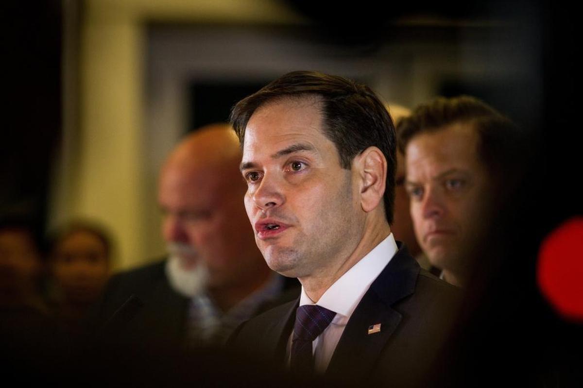 El senador Marco Rubio abordó el colapso del puente durante una conferencia de prensa en FIU. Rubio dijo en un tuit que se ordenó a los trabajadores tensionar los cables del puente el jueves.