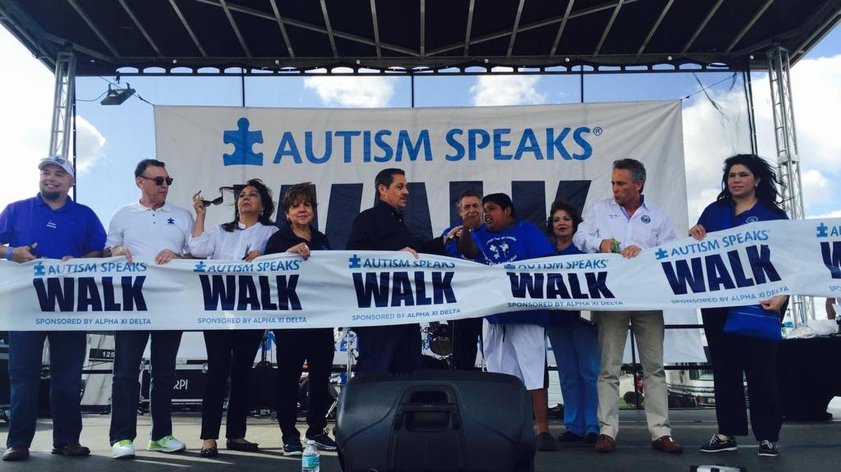 El alcalde de Doral, Luigi Boria, acompañado de líderes locales da inicio a la caminata “Autism Speaks Miami Walk”, el domingo en Doral.