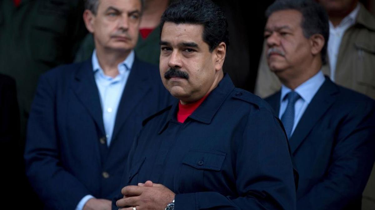 El mandatario venezolano Nicolás Maduro (centro), con el ex primer ministro español José Luis Rodríguez Zapatero (izq.) y el ex presidente dominicano Leonel Fernández, en Caracas.