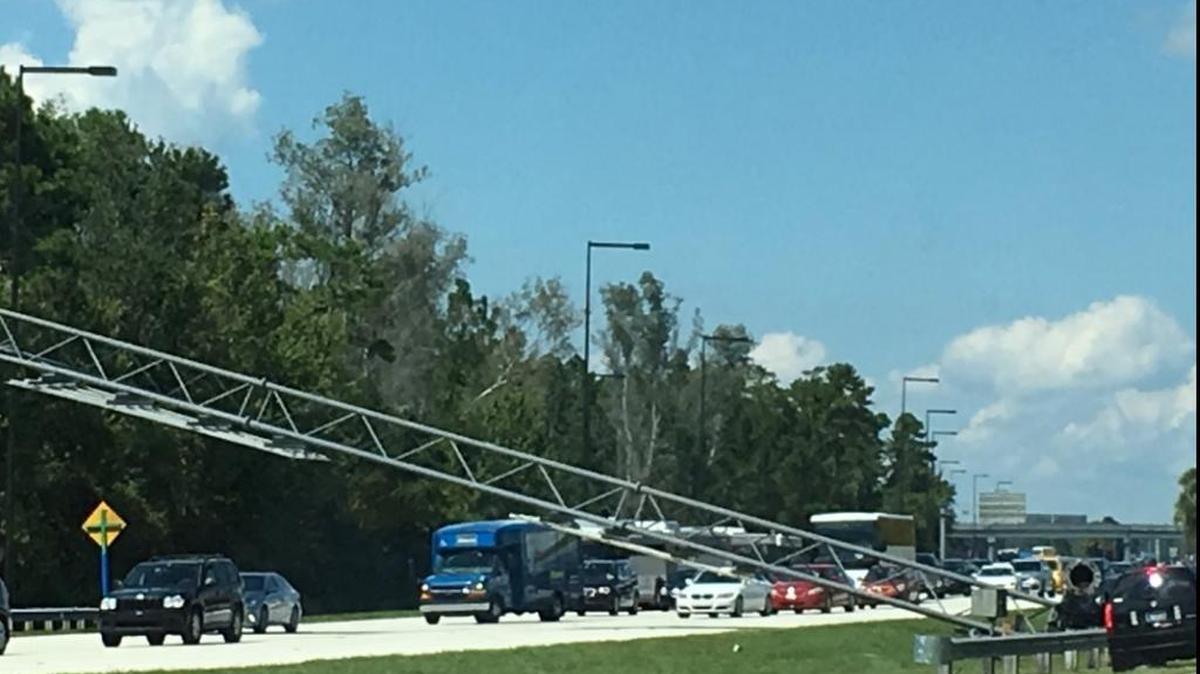 Un vehículo impactó sobre uno de los soportes del letrero elevado que se hallaba en una vía cercana al parque temático.