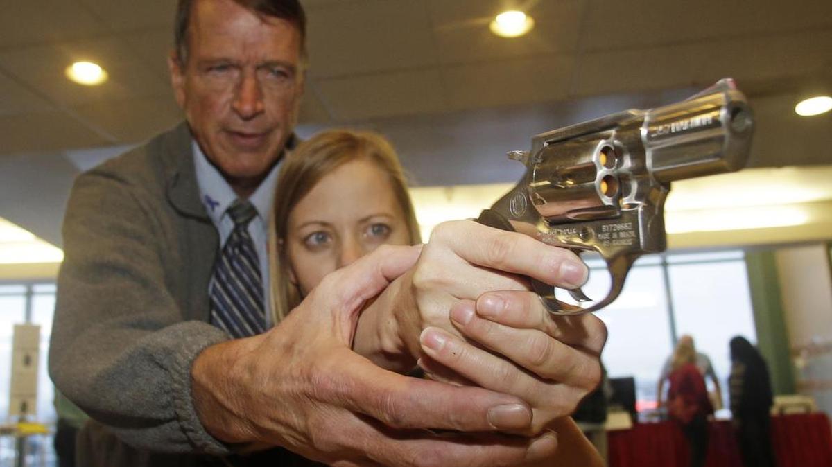 
Legisladores de Florida revisarán de nuevo leyes que permitirían tener armas en universidades y campuses de escuelas públicas.
