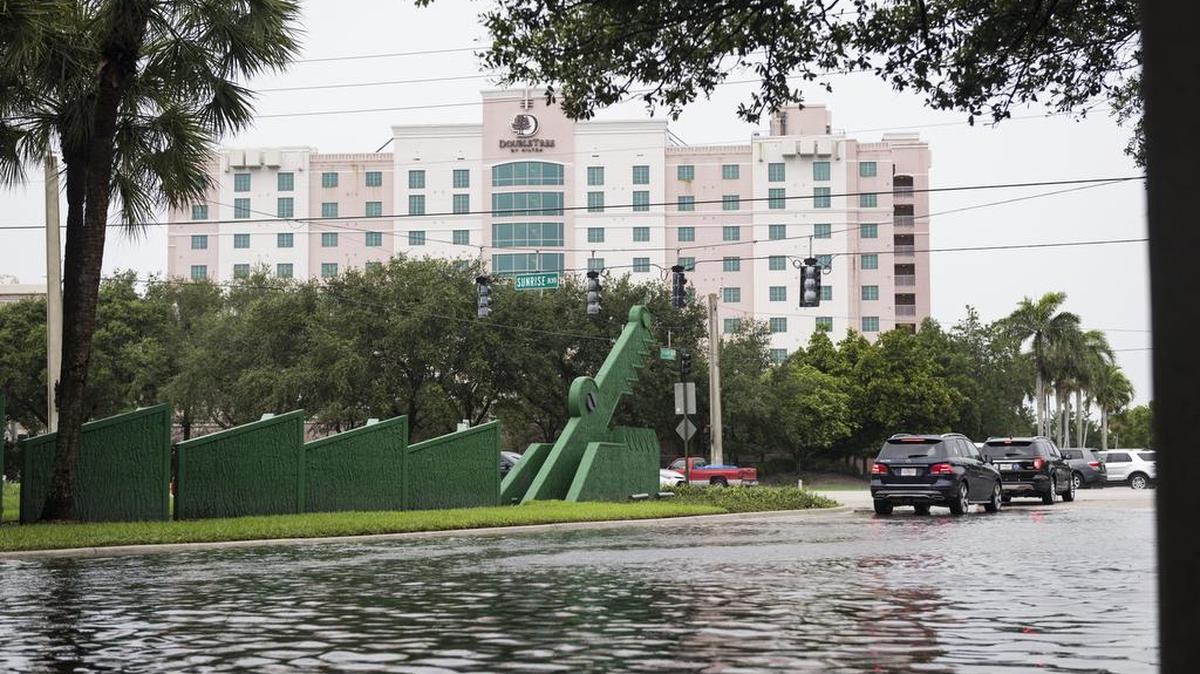 Fuertes lluvias causaron la inundación el miércoles de una de las salidas del centro comercial Sawgrass Mills, en Sunrise Blvd., Condado Broward.