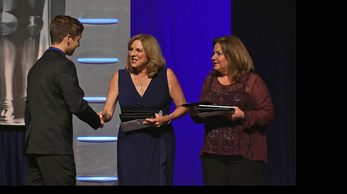 
Myriam Márquez, directora ejecuticva de el Nuevo Herald, saluda a un estudiante ganador de una mención de Honor. A su lado, Martha Pantín, de American Airlines. 
