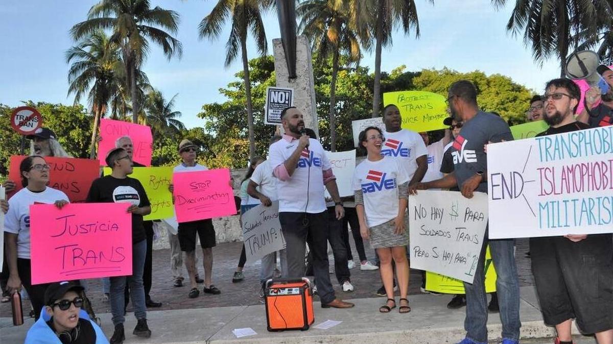 El director ejecutivo de la empresa, Tony Lima, lidera un "Rally por la Justicia Trans" en la Antorcha de la Amistad en el centro de Miami el jueves, un día después de que el presidente Donald Trump twitteó que los transexuales ya no podrían servir en los Estados Unidos.
