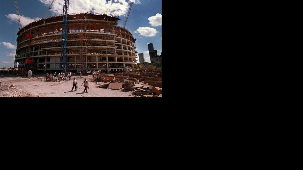
Los trabajadores se marchan luego del vaciado final de concreto de la American Airlines Arena, hogar del Miami Heat. 


