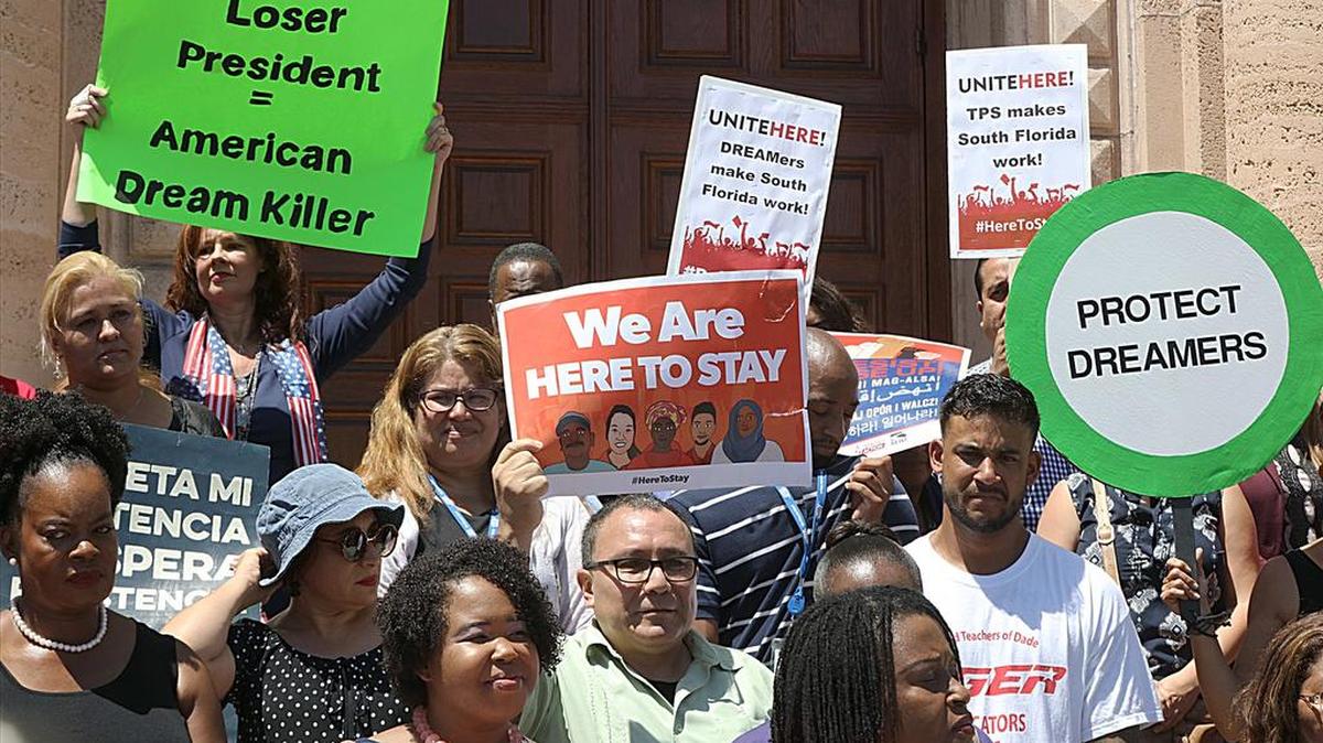 Un grupo de Dreamers, beneficiarios del TPS, funcionarios y activistas comunitarios participan en una manifestación en Miami el 5 de septiembre de 2017.