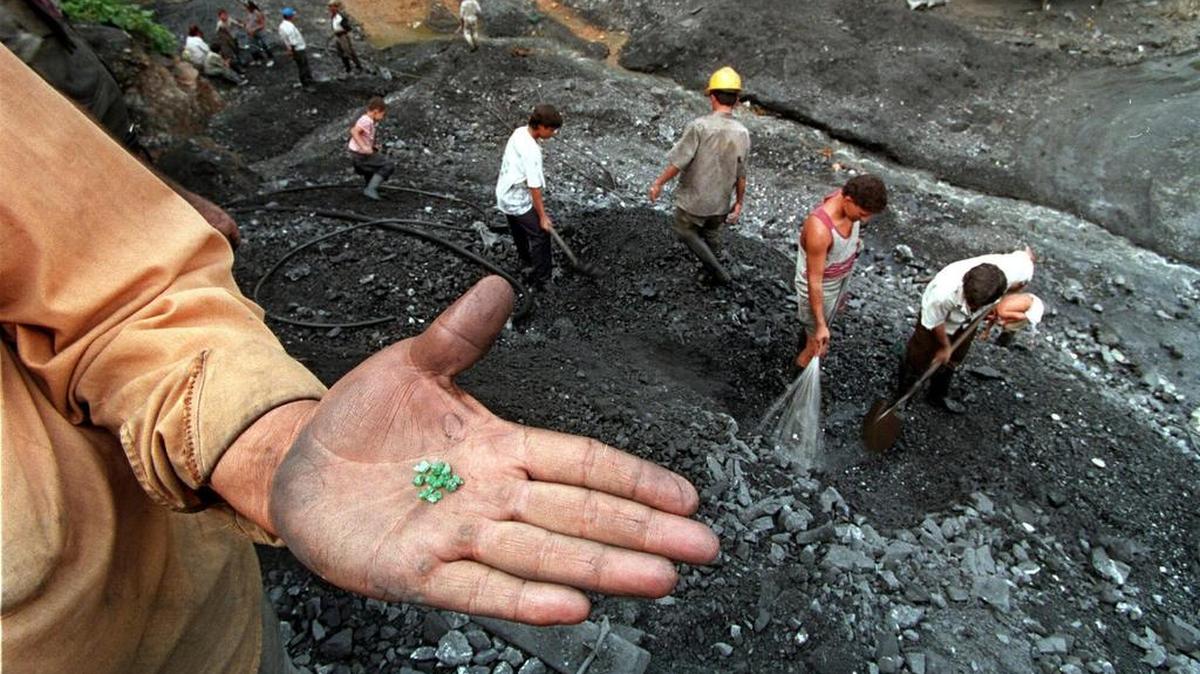 Zares esmeralderos en Colombia han utilizado el negocio de la minería como pantalla para lavar el dinero del narcotráfico. En la foto, esmeraldas en la mina La Paz en 1998