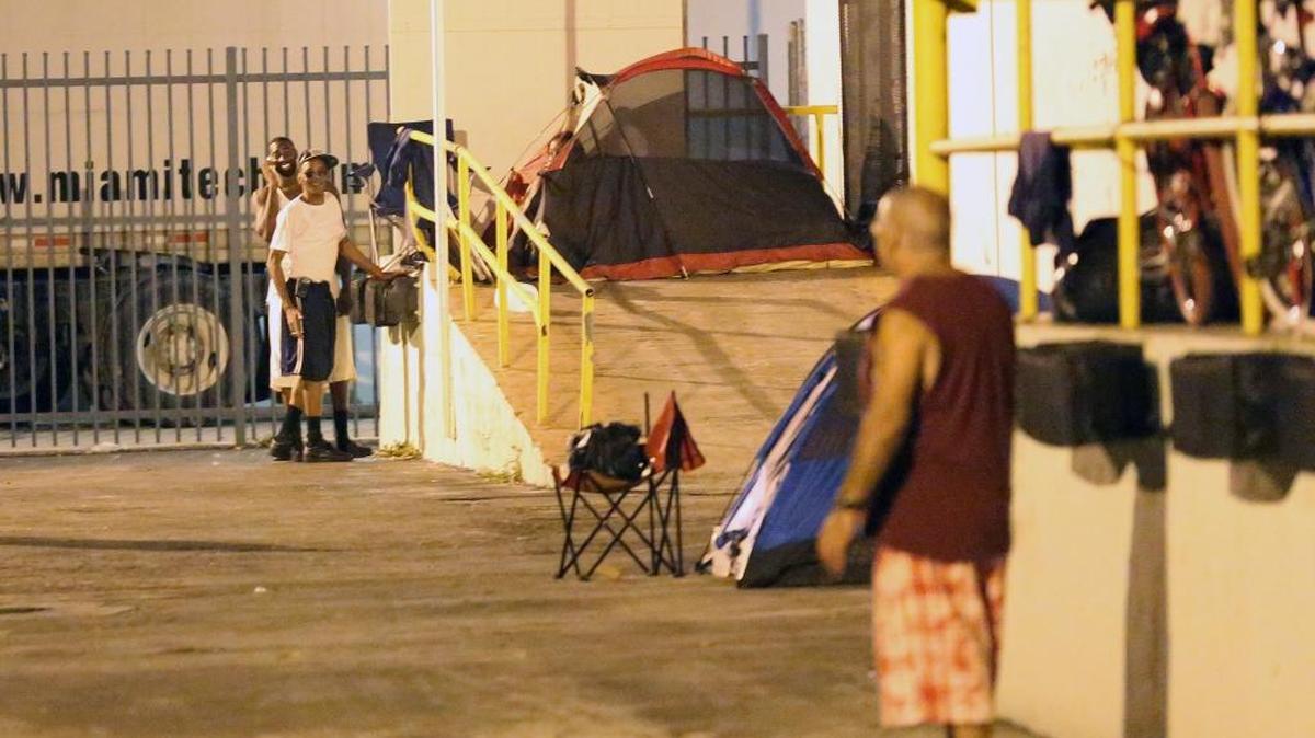 Un estacionamiento de un negocio en Gladeview, un vecindario en el noroeste de Miami que tiene el 45 por ciento de su población por debajo del nivel de pobreza.