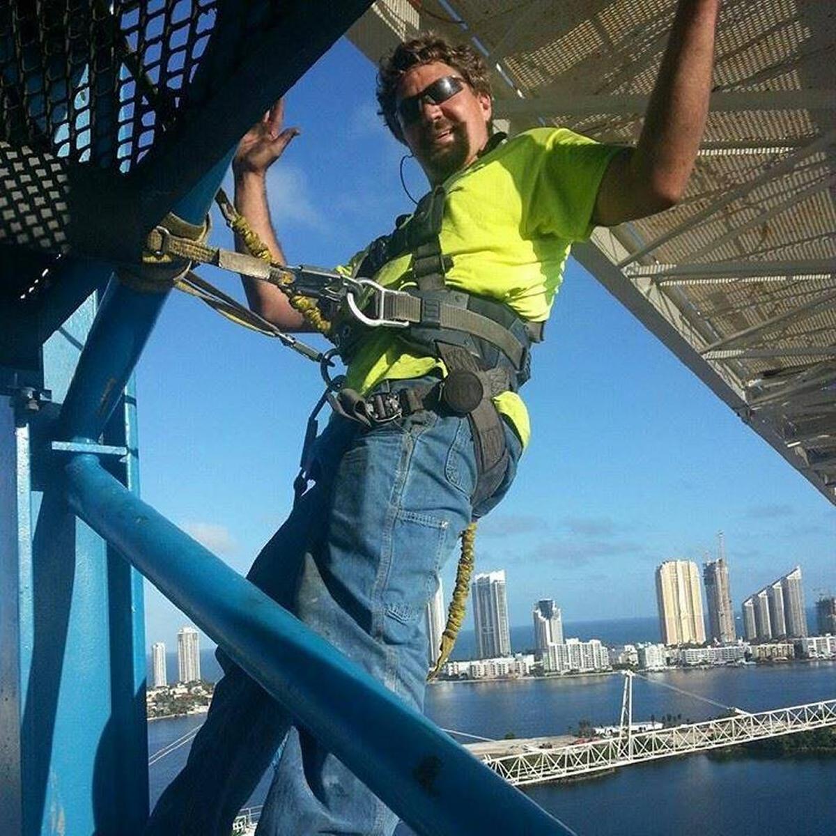 Brandon Brownfield estaba conduciendo hacia el trabajo cuando colapsó el puente, según dijo un amigo que creó una cuenta de GoFundMe para ayudar a la familia.
