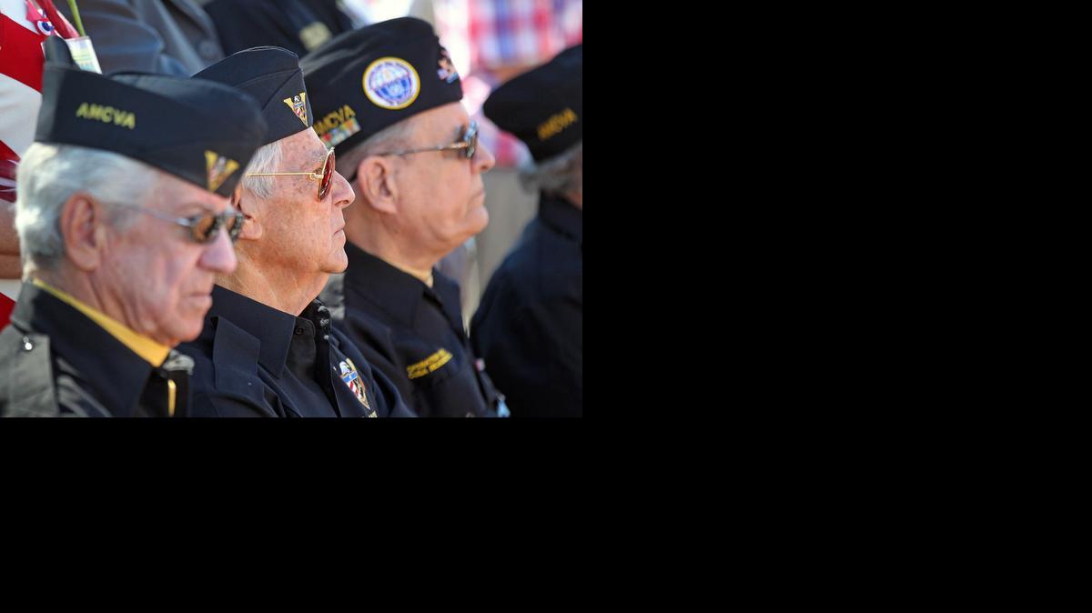 
Los veteranos de Bahía de Cochinos Jose Emilio Alvares, Antonio Alvarez y Jorge Luis Castro participan en la ceremonia en el Triangle Park de Hialeah.
